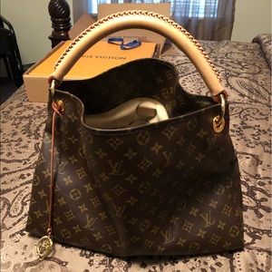 Artsy MM Louie Vuitton